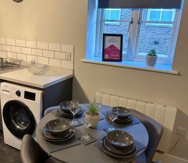 King's Lynn Apartment | Maple House - 2 Bed House with free parking in town by ShortStays4U