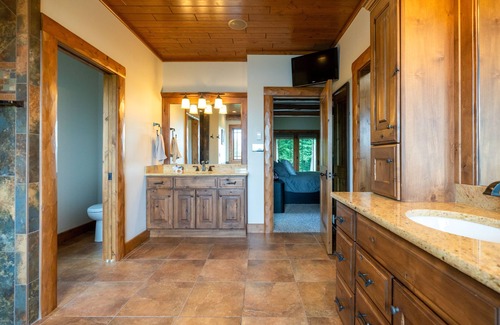 Liberty Center Cabin | Maple Lake Lodge - peaceful 14 acre retreat