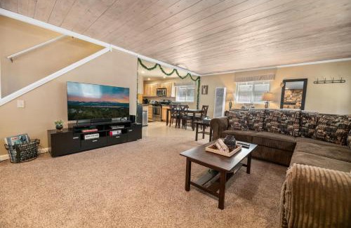 Sugarloaf House | Maple Lane Lodge - Adorable chalet on a fully fenced lot with a hot tub and more!