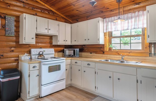 Millersburg House | Maple Leaf Cabin | 4 Bed, 2 Bath