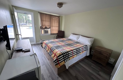Delhi Hotel | Maple Leaf Motel