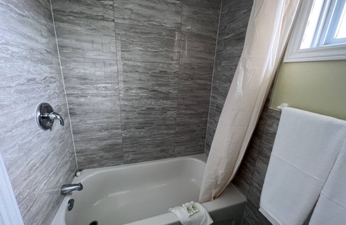 Delhi Hotel | Maple Leaf Motel