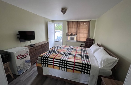 Delhi Hotel | Maple Leaf Motel