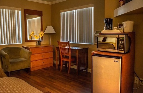Shady Cove Hotel | Maple Leaf Motel