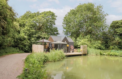 Thorpe Cottage | Maple Lodge at Bridge Lake Farm & Fishery