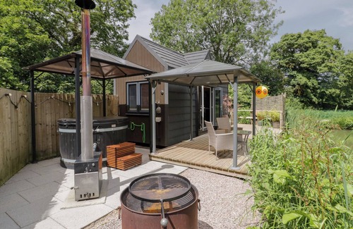 Thorpe Cottage | Maple Lodge at Bridge Lake Farm & Fishery