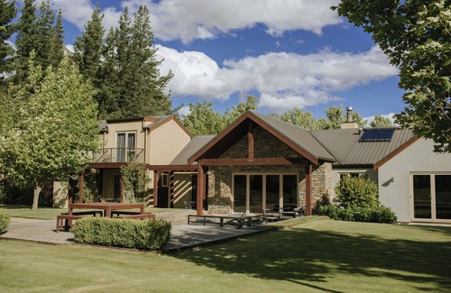 Albert Town House | Maple Lodge - Ideal for wedding parties & families
