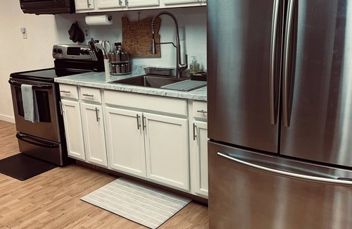 Yamhill Apartment | Maple Street Loft-Cozy 2-bedroom apartment in charming Yamhill with AC, WiFi