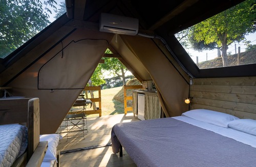 Sant'Elpidio a Mare Resort | Maple tree tent with pool