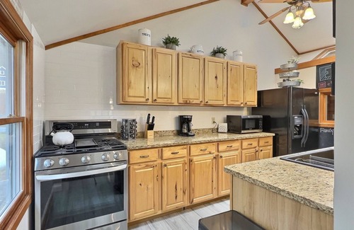 Ellicottville House | Maples Retreat ~ Wood Fireplace ~ Cozy Vibes ~Beautiful Views!