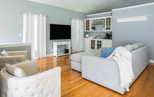 Walworth House | Maplewood Manor - Chic 6 BDR Downtown Walworth