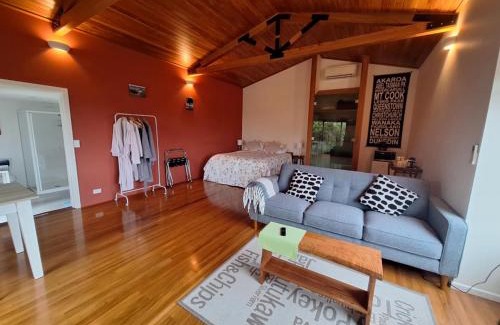 Upper Moutere Bed & Breakfast | Mapua Hills Studio