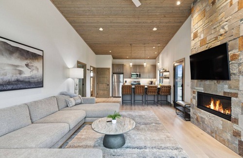 Grantsdale Cabin | Mara Luxury Cabin- Maple