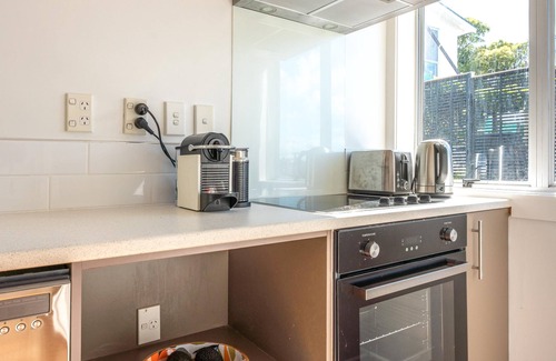 Surfdale Cottage | Marama Cottages - Moana Cottage - Located in the heart of Surfdale with outstanding views over the water – this is the perfect location for a family holiday on Waiheke – walking distance to local beaches, off street parking for up to 2 vehicles and c