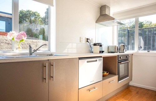 Surfdale Cottage | Marama Cottages - Moana Cottage - Located in the heart of Surfdale with outstanding views over the water – this is the perfect location for a family holiday on Waiheke – walking distance to local beaches, off street parking for up to 2 vehicles and c