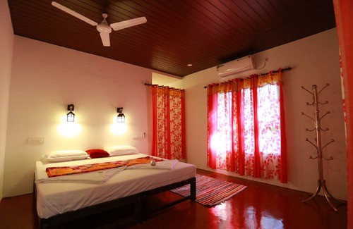 Mararikulam Bed & Breakfast | Marari John Villa: Serene Bliss by Sandy Beach & Gardens at Marari. 🏡🌊