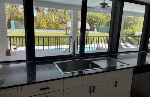 Palmetto Bay House | Maravillosa Casa, con Cancha de Tenis, Cercana a Supermercados y Restaurantes