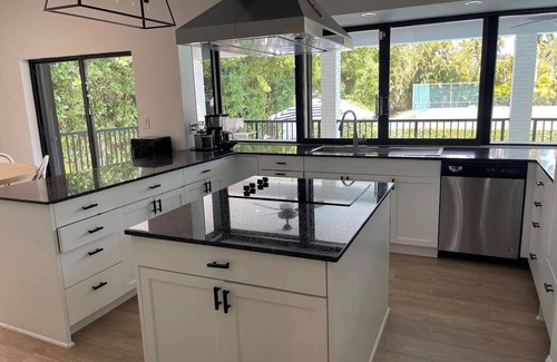 Palmetto Bay House | Maravillosa Casa, con Cancha de Tenis, Cercana a Supermercados y Restaurantes