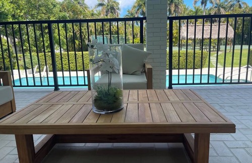 Palmetto Bay House | Maravillosa Casa, con Cancha de Tenis, Cercana a Supermercados y Restaurantes