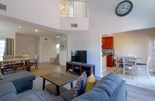 Mount Eden House | @ Marbella Lane - 4BR City Escape in Hayward