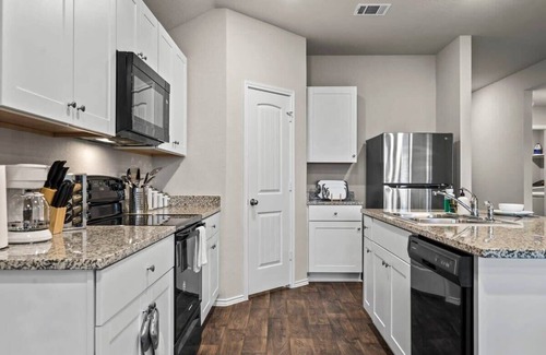 Austin Cottage | @ Marbella Lane - Amazing 4BR Lakeview Home