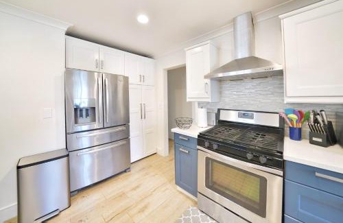 Redwood City House | @ Marbella Lane - Vibrant 4BR RWC Ldry + P