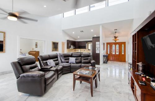 Lauderdale Harbours House | Marble House in Lauderdale Harbours