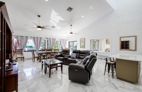 Lauderdale Harbours House | Marble House in Lauderdale Harbours