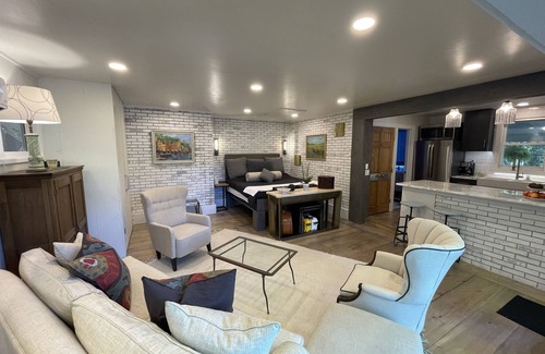 Highlands Hills Apartment | Marble Studio