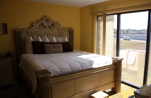 East Arlington Hotel | Marble Waters Hotel & Suites, Trademark by Wyndham