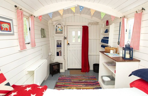 Huntingdon House | March Luxury Shepherd's Hut - Hot Tub - stunning location. Access to sauna.
