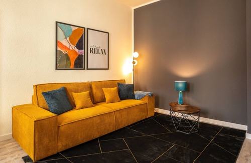 Gera Apartment | Maremar Apartments Design Boxspringbett Küche Zentral Arbeitsplatz