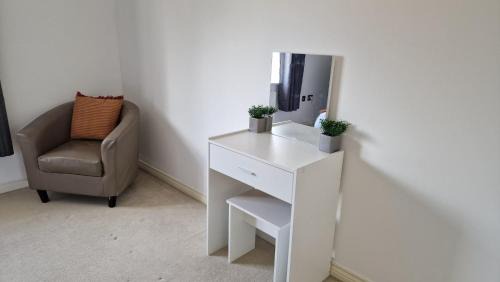 Cheltenham Apartment | Margam's Alvington House for Business Travellers, Relocator or Families with FREE Parking, High Speed Internet and fully equipped kitchen