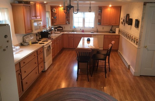 Rushville House | "MargueritaVille" Cozy 6 Bedroom Cottage With Private Beach in Wine Country