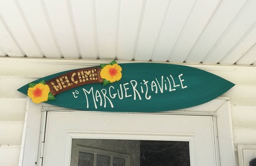 Rushville House | "MargueritaVille" Cozy 6 Bedroom Cottage With Private Beach in Wine Country