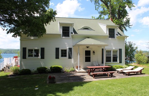 Rushville House | "MargueritaVille" Cozy 6 Bedroom Cottage With Private Beach in Wine Country