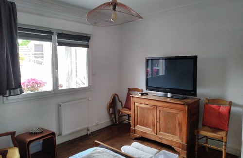 Perigueux Bed & Breakfast | Marguerite Room - 50s decoration , Continental breakfast included