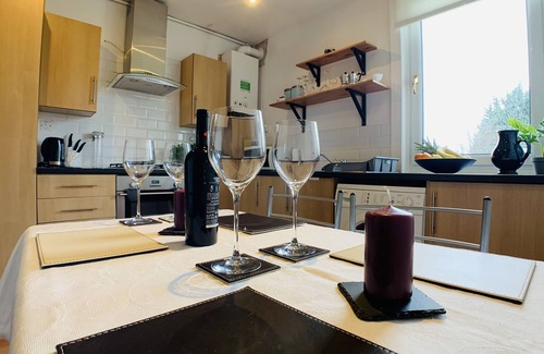 Restalrig Apartment | Maria- Bright and Modern City Center Apartment .