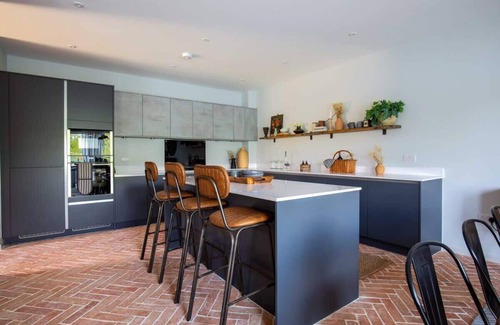Ampney Crucis House | Maricor | Lakeside Retreat with Hot Tub + Kayak