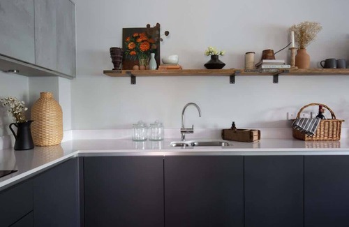 Ampney Crucis House | Maricor | Lakeside Retreat with Hot Tub + Kayak