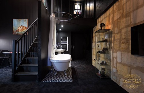 Nansouty-Saint-Genes Apartment | Marie-Astrid's secrets, Love room suite