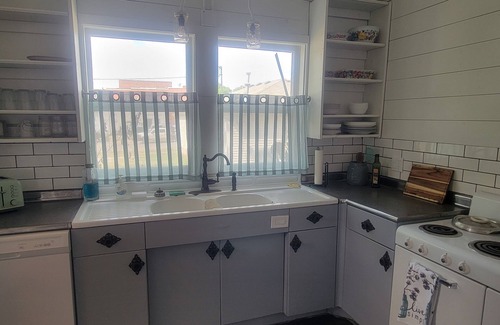 Paola House | Marie's Place, Cozy 2 bedroom house right off town square!