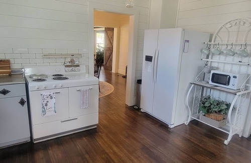 Paola House | Marie's Place, Cozy 2 bedroom house right off town square!