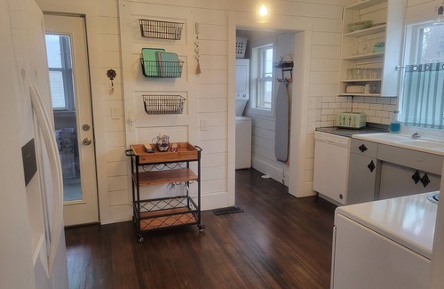 Paola House | Marie's Place, Cozy 2 bedroom house right off town square!