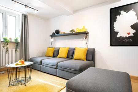 Deutsches Museum Apartment | MARIENPLATZ Apartment 2 bedrooms living room kitchen