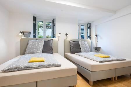 Deutsches Museum Apartment | MARIENPLATZ Apartment 2 bedrooms living room kitchen