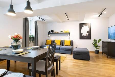 Deutsches Museum Apartment | MARIENPLATZ Apartment 2 bedrooms living room kitchen