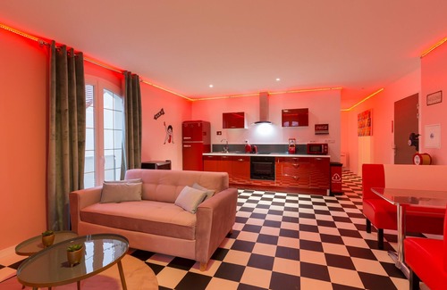 Coupvray Apartment | Marilyn Monroe Suite - 4P with Private Jacuzzi