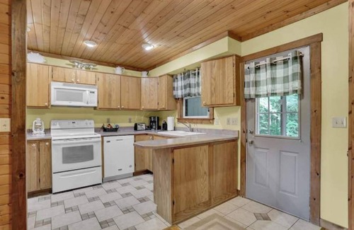 Avoca House | Marilyn's Cottage, Family Friendly, Park Setting, King Bed , Fire Pit, Pet Free