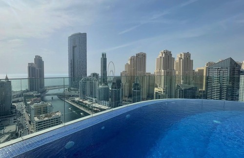 Jebel Ali Apartment | Marina Gem: Chic & Comfy, Balcony, 10min to Beach